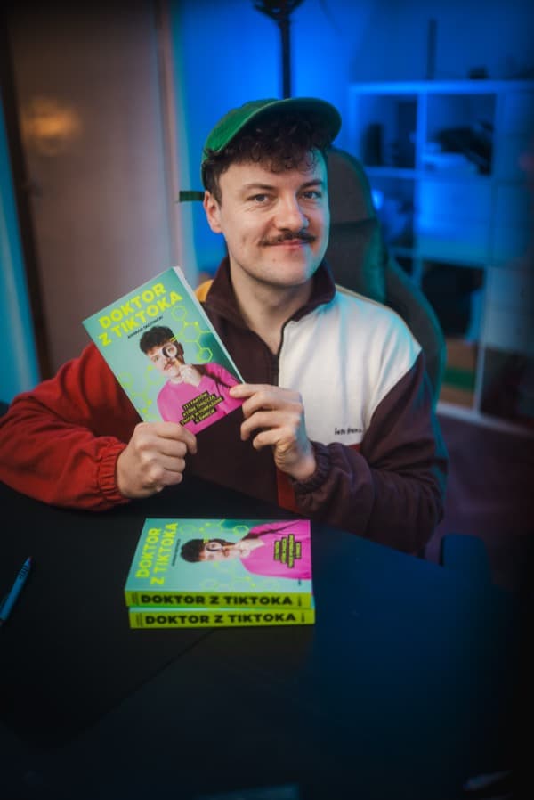 Konrad Skotnicki z książką '111 faktów, które zniszczą Twoje wyobrażenie o świecie'